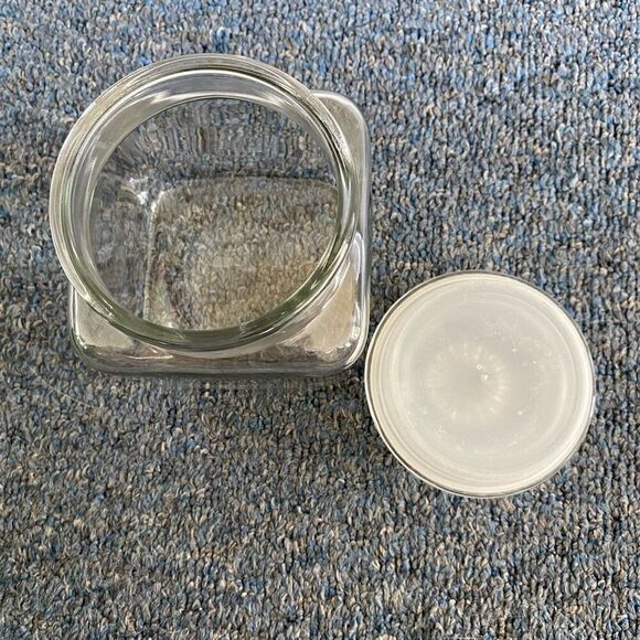 Vintage 2 glass jars one clear and one green W/lids - Picture 5 of 15